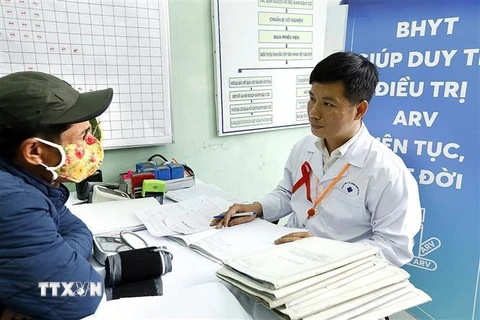 Cấp thuốc ARV từ nguồn bảo hiểm y tế cho bệnh nhân điều trị HIV ở Hà Nội. (Ảnh: Dương Ngọc/TTXVN)