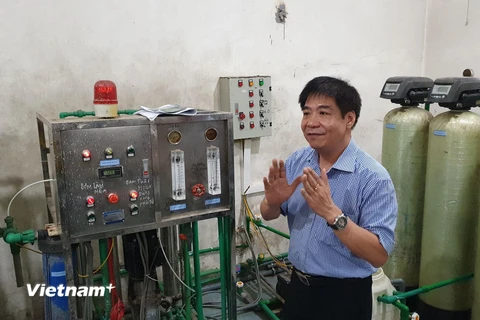 Tiến sỹ Lê Thanh Hải - Viện trưởng Viện Trang thiết bị và Công trình y tế trình bày, mô phỏng lại những gì đã xảy ra và đưa ra tình tiết mới về lý do 8 người chết khi chạy thận ở Hòa Bình. (Ảnh: PV/Vietnam+)