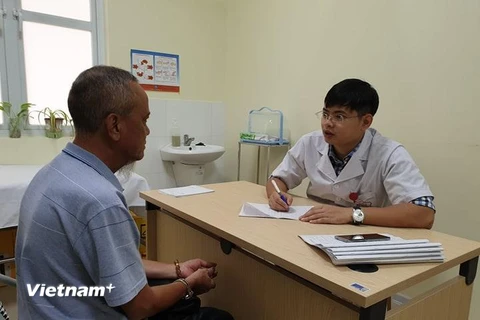 Người bệnh tới khám tại Bệnh viện Hữu nghị Việt Đức. (Ảnh: PV/Vietnam+) 