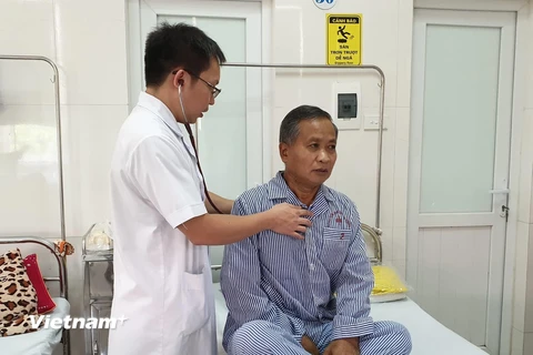 Bác sỹ khám cho một bệnh nhân mắc bệnh lao. (Ảnh: PV/Vietnam+)