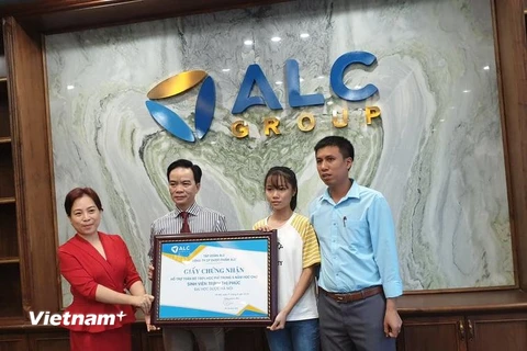 Đại diện Tập đoàn ALC đã gặp gỡ và cam kết hỗ trợ em Trịnh Thị Phúc. (Ảnh: PV/Vietnam+)