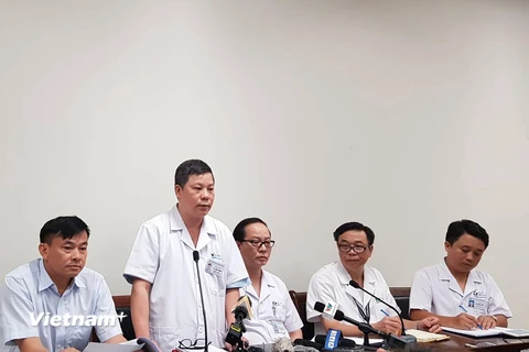 Bác sỹ Tạ Anh Tuấn (đứng) nói về tình hình sức khoẻ của cháu bé trong cuộc họp trưa nay. (Ảnh: PV/Vietnam+)