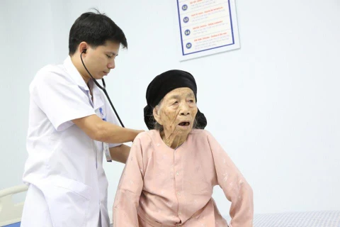 Cụ Hoàng Thị Đ. 101 tuổi đã hồi phục sức khoẻ sau khi được can thiệp. (Ảnh: PV/Vietnam+))
