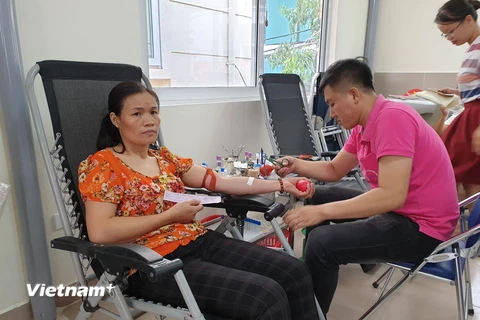 Người dân tới hiến máu tại điểm hiến máu cố định tại Trạm Y tế phường Nhân Chính. (Ảnh: PV/Vietnam+)