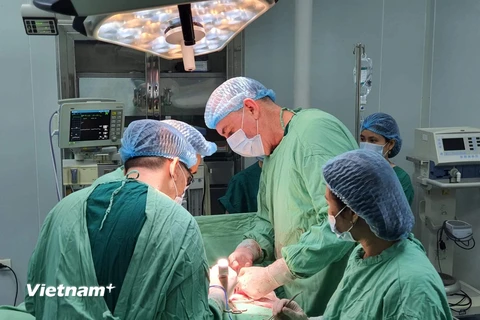 Bác sỹ Alfredo Garcia Mirete cùng các cộng sự tại Bệnh viện Hữu nghị Việt Nam Cu Ba Đồng Hới tiến hành phẫu thuật u đại trực tràng cho bệnh nhân Hưng. (Ảnh: PV/Vietnam+)