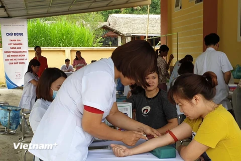 Người dân xét nghiệm sàng lọc bệnh tan máu bẩm sinh tại xã Minh Quang. (Ảnh: PV/Vietnam+)