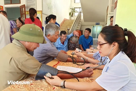 Bác sỹ khám bệnh miễn phí cho người cao tuổi tại Hà Tĩnh. (Ảnh: PV/Vietnam+)