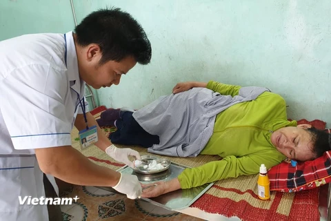 Khám bệnh cho người dân tại Trạm Y tế xã Quảng Phương, huyện Quảng Trạch. (Ảnh: PV/Vietnam+)