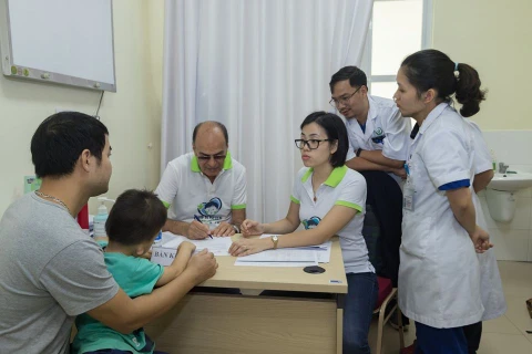 Chương trình khám và tư vấn cho hơn 100 trẻ em bởi các chuyên gia trong và ngoài nước đến từ Italy, Mỹ, Nga. (Ảnh: PV/Vietnam+)