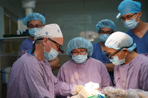 Chuyên gia của tổ chức từ thiện hàng đầu đến từ Anh Quốc Facing the World phẫu thuật dị tật cho trẻ em có hoàn cảnh khó khăn tại Việt Nam. (Ảnh: PV/Vietnam+)