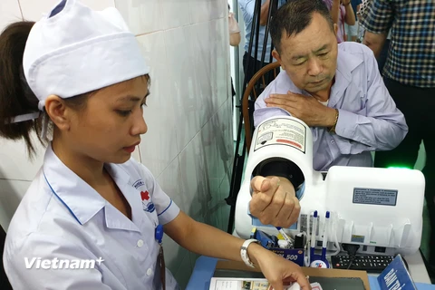 Khám bệnh cho người dân tại Trung tâm y tế huyện Vân Đồn, tỉnh Quảng Ninh. (Ảnh: PV/Vietnam+)