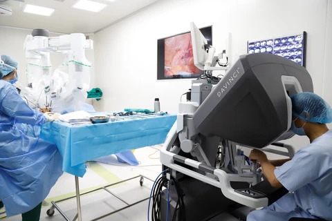 Phẫu thuật nội soi với hệ thống Robot Da Vinci Xicho người bệnh ung thư tại Bệnh viện K. (Ảnh: PV/Vietnam+)