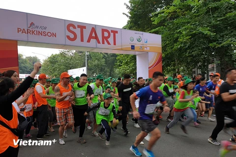 Những người tham dự chạy ở cự ly 2km vòng quanh hồ Hoàn Kiếm. (Ảnh: T.G/Vietnam+)