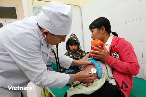 Bác sỹ kiểm tra sức khỏe cho trẻ em tại Trung tâm y tế huyện Mường Tè, tỉnh Lai Châu. (Ảnh: T.G/Vietnam+)