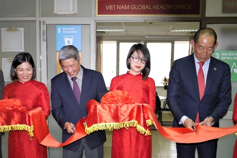 Đại diện Bộ Y tế và Văn phòng đại diện WHO tại Việt Nam cắt băng khánh thành Văn phòng y tế toàn cầu Việt Nam. (Ảnh: PV/Vietnam+)