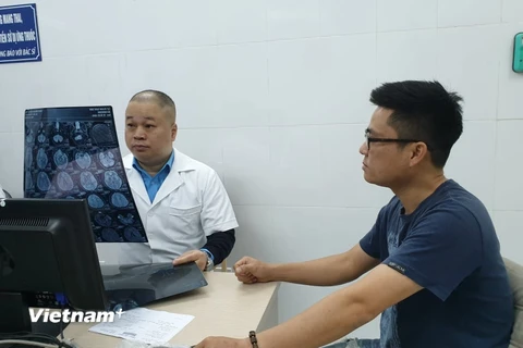 Bệnh nhân khám bệnh liên quan tới tai biến mạch máu não tại Bệnh viện Hữu nghị Việt Đức. (Ảnh: T.G/Vietnam+)