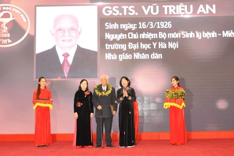 Phó Chủ tịch nước Đặng Thị Ngọc Thịnh đã trao danh hiệu “trí thức tiêu biểu” cho giáo sư Vũ Triệu An. (Ảnh: PV/Vietnam+) 