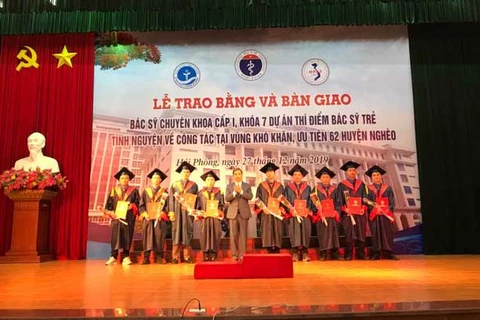 Trao bằng tốt nghiệp cho các bác sỹ trẻ trước khi về công tác tại các huyện vùng núi. (Ảnh: PV/Vietnam+)