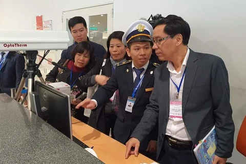 Đoàn công tác của Bộ Y tế đã tiến hành kiểm tra tại Sân bay Nội Bài. (Ảnh: PV/Vietnam+)