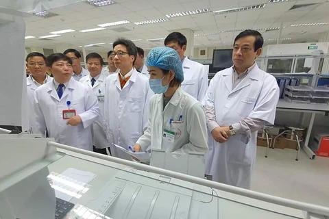 Phó Thủ tướng Vũ Đức Đam kiểm tra hê thống labo tại Bệnh viện Bệnh Nhiệt đới Trung ương. (Ảnh: PV/Vietnam+)