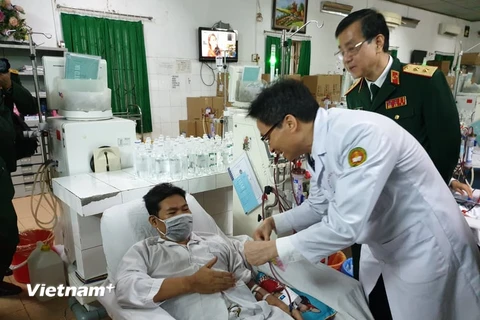 Phó thủ tướng Chính phủ Vũ Đức Đam đã đến thăm hỏi và tặng quà bệnh nhân đang điều trị tại Bệnh viện Quân y 103. (Ảnh: T.G/Vietnam+)