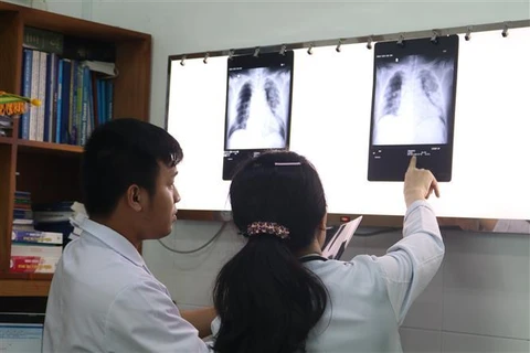 Các bác sỹ Bệnh viện Chợ Rẫy Thành phố Hồ Chí Minh kiểm tra tình trạng phổi của bệnh nhân Li Ding ngày 30/1. (Ảnh: Đinh Hằng/TTXVN)
