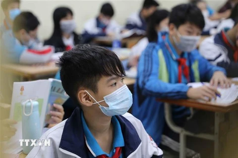 Học sinh tại Hà Nội đeo khẩu trang tại trường học. (Ảnh: Thanh Tùng/TTXVN)