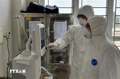 Lắp đặt thiết bị tại bệnh viện dã chiến tại Quảng Ninh để sẵn sàng phòng chống dịch. (Ảnh: Đức Hiếu/TTXVN)
