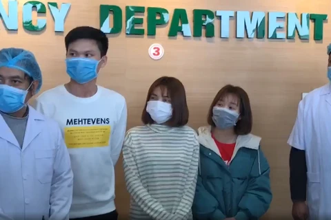 Các bệnh nhân trong ngày ra viện. (Ảnh: PV/Vietnam+)