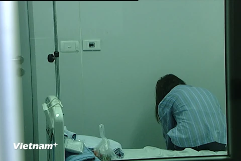 Một nữ bệnh nhân mắc 2019-nCoV đang điều trị tại Bệnh viện Bệnh nhiệt đới Trung ương. (Ảnh: PV/Vietnam+)