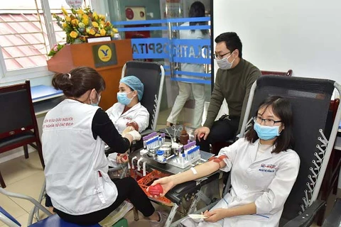 Cán bộ y tế tham gia hiến máu nhân đạo. (Ảnh: PV/Vietnam+)