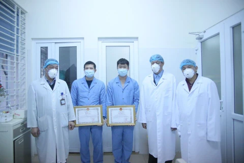 Lãnh đạo Bộ Y tế trao bằng khen cho các bác sỹ, điều dưỡng trong việc đón 30 công dân Việt Nam từ tỉnh Hồ Bắc, Trung Quốc về nước tránh dịch. (Ảnh: PV/Vietnam+)