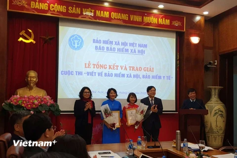 Ban Tổ chức trao giải cho các tác giả đoạt giải Nhất của cuộc thi. (Ảnh: PV/Vietnam+)