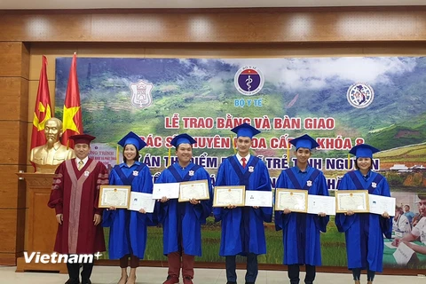 Lãnh đạo Trường Đại học Y Hà Nội trao bằng cho 28 bác sỹ trẻ vừa tốt nghiệp. (Ảnh: PV/Vietnam+)