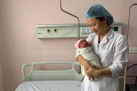 Bác sỹ Trang và bé trai được cứu sống trong ngày 29/2. (Ảnh: PV/Vietnam+)