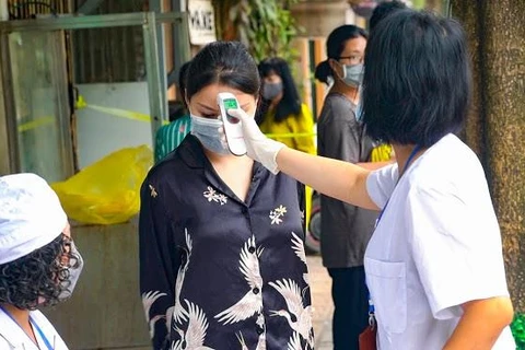 Kiểm tra sức khoẻ cho người dân tại Hà Nội. (Ảnh: Hiếu Hoàng/TTXVN)