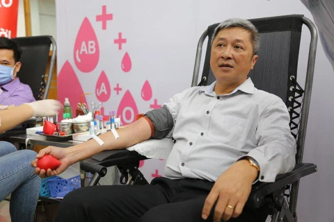 Thứ trưởng Bộ Y tế Nguyễn Trường Sơn tham gia hiến máu nhân đạo. (Ảnh: PV/Vietnam+)