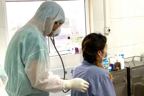 Các bác sỹ khám cho đối tượng được cách ly tại Bệnh viện Số 2. (Ảnh: PV/Vietnam+)