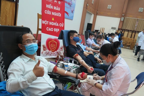 Cán bộ Bảo hiểm Xã hội Việt Nam tham gia hiến máu nhân đạo. (Ảnh: PV/Vietnam+)