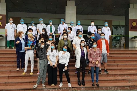 Niềm vui của 27 bệnh nhân khi được các bác sĩ chữa khỏi bệnh ngày 30/3. (Ảnh: PV/Vietnam+)