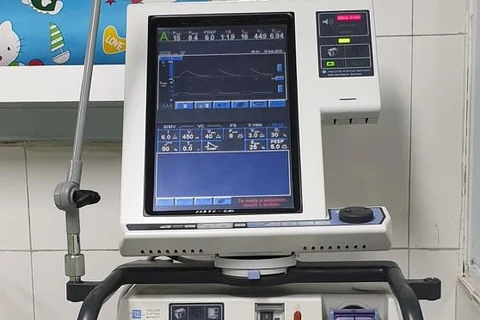 Một chiếc máy thở đang sử dụng điều trị cho bệnh nhân. (Ảnh: PV/Vietnam+) 