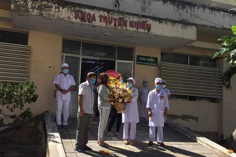 Các bệnh nhân được công bố khỏi bệnh tặng hoa cảm ơn tập thể các bác sỹ Khoa Truyền nhiễm, tại Bệnh viện Đa khoa tỉnh Bình Thuận. (Ảnh: PV/Vietnam+)