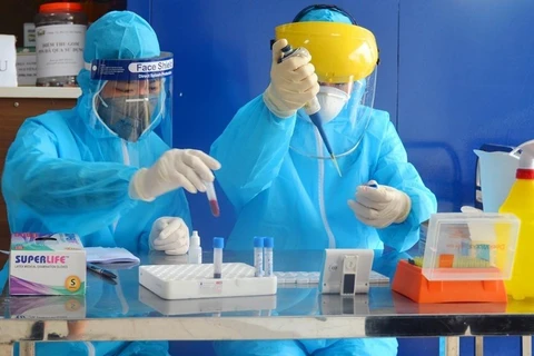  Xét nghiệm nhanh virus SARS-CoV-2 cho người dân tại trạm xét nghiệm nhanh huyện Thanh Oai. (Ảnh: TTXVN)