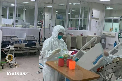 Điều trị cho bệnh nhân mắc COVID-19 tại Bệnh viện Bệnh nhiệt đới Trung ương. (Ảnh: PV/Vietnam+)