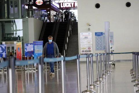 Một hành khách người nước ngoài tại nhà ga T2 sân bay Nội Bài. (Ảnh: Huy Hùng/TTXVN)