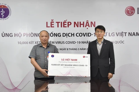 LG Việt Nam tặng Bộ Y tế gói trang thiết bị y tế. (Ảnh: PV/Vietnam+)