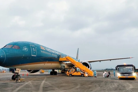 Máy bay Airbus 350 mang số hiệu VN62 của Hãng hàng không Vietnam Airlines đưa 345 người Việt từ Liên bang Nga về Việt Nam. (Ảnh: TTXVN)
