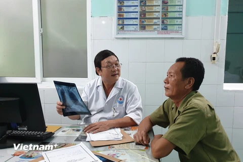 Khám bệnh cho người dân tại huyện đảo Vân Đồn, tỉnh Quảng Ninh. (Ảnh: T.G/Vietnam+)