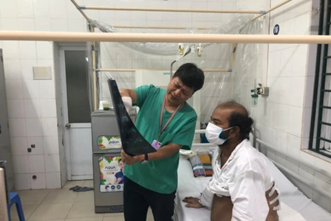 Bệnh nhân quốc tịch Sri Lanka trong quá trình điều trị tại Bệnh viện Hữu nghị Việt Đức. (Ảnh: PV/Vietnam+)