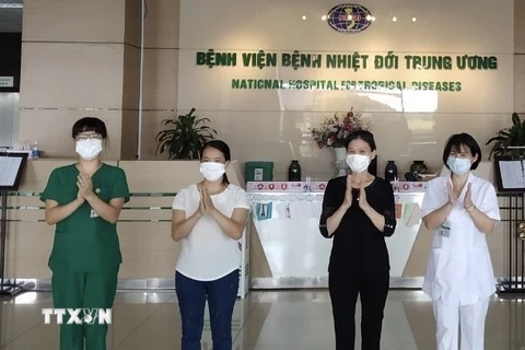 Các bệnh nhân mắc COVID-19 được Bệnh viện Bệnh Nhiệt đới Trung ương công bố khỏi bệnh ngày 21/5. (Ảnh: TTXVN/Vietnam+)